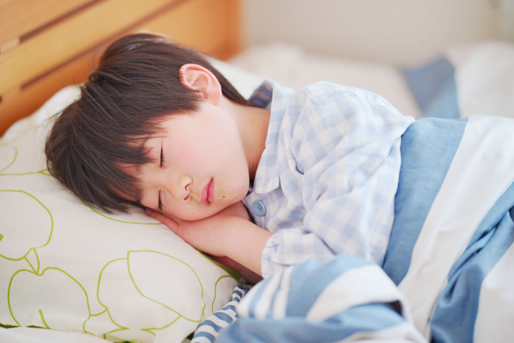 睡眠中のこども